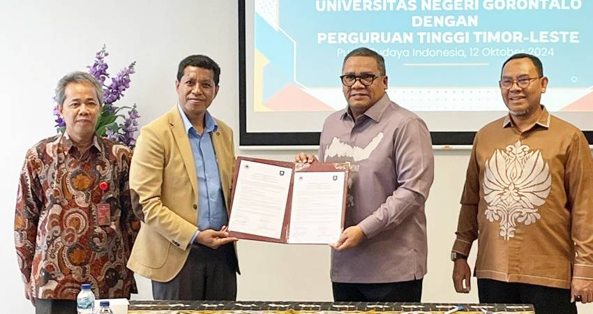 Penandatanganan kerja sama perguruan tinggi, antara UNG dan 10 perguruan tinggi di Timor Leste, difasilitasi Kantor Atdikbud KBRI Dili, baru-baru ini. (foto : dok / ung)