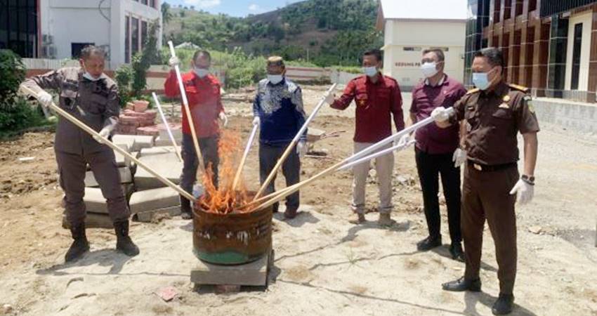 Kejari Gorut Zamzam Ikhwan, S.H., M.H bersama aparat penegak hukum dan Pemda setempat memusnahkan barang bukti pidana yang sudah dinyatakan inkrah, Kamis (3/10/2024). (Foto :Istimewa).