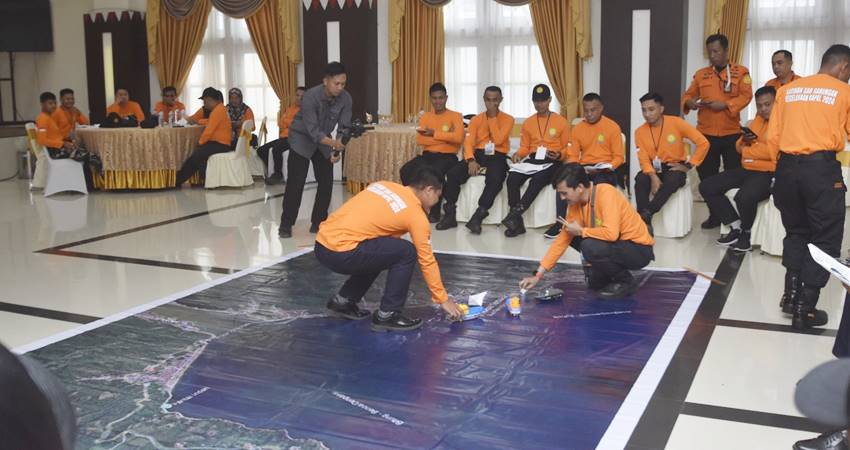 Simulasi pertolongan kecelakaan kapal di teluk tomoni menggunakan replika kapal.