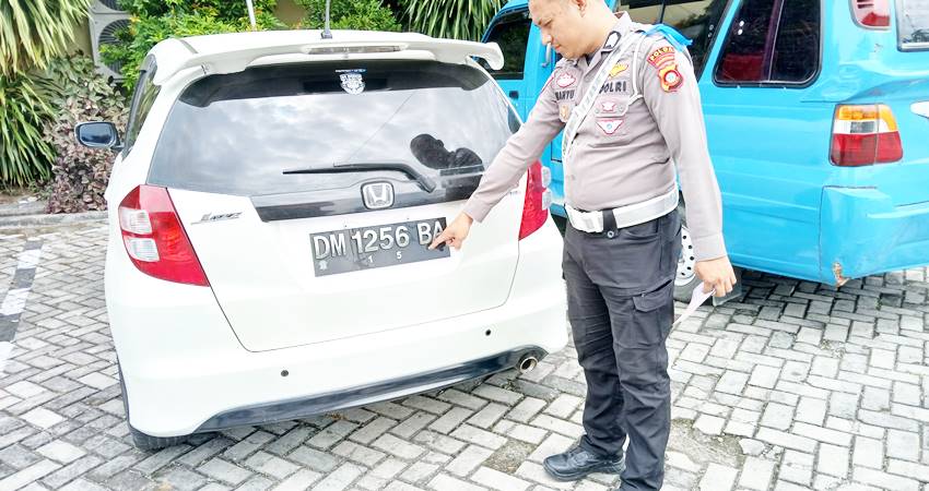 Personel Operasi Zebra Otanaha 2024 kembali melakukan penindakan terhadap kendaraan yang menggunakan Tanda Nomor Kendaraan Bermotor (TNKB) tidak sesuai aturan. (Foto: Humas/Polda Gorontalo).