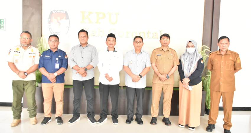 FOSE. Penjabup saat foto bersama jajaran komisioner KPU Kabupaten Gorontalo