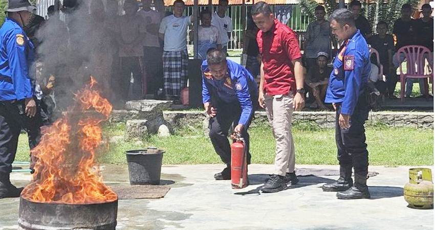Simulasi cara memadamkan kebakaran di Lapas Kelas IIA Gorontalo, Kamis, (10-10-2024).
