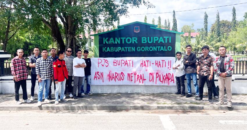 Sejumlah aktifis BEM UG saat foto bersama seusai pemasangan spanduk