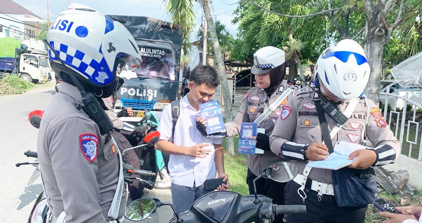 Petugas Satlantas Polresta Gorontalo Kota saat menggelar operasi zebra otanaha 2024 sejak 14 Oktober 2024 dan sudah menjaring ratusan pelanggar lalulintas.