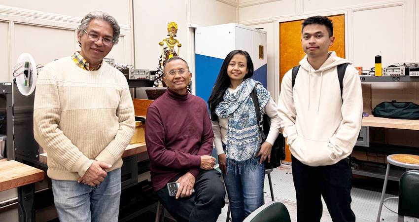 George Anwar dan Dahlan Iskan didampingi oleh Ari Sufiati serta Nico.--