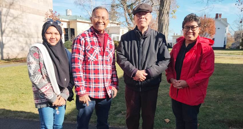 Bersama Ign Harjito (jaket hitam).--