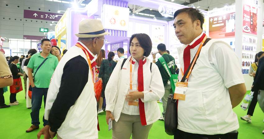 Chin Chin (tengah) bersama Dahlan Iskan dan kakaknya, Agus Suhendro.--