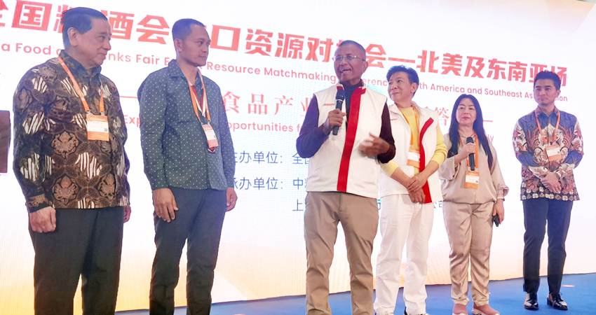 Dahlan Iskan mengenalkan 5 pengusaha Indonesia di acara business matching China Food and Drink Fair di Shenzhen, Tiongkok.--