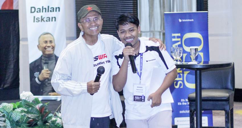 Dahlan Iskan bersama Dhani saat forum Sekolah CEO di Artotel, Surabaya, Minggu, 24 November 2024.--