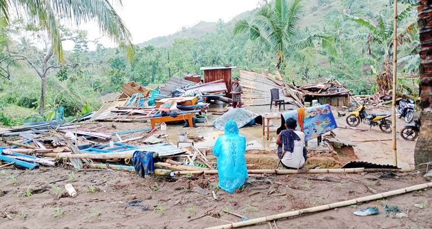 Salah satu rumah di Desa Olobua, Kecamatan Tibawa, Kabupaten Gorontalo yang dihantam angin puting beliung, Selasa (19/11).