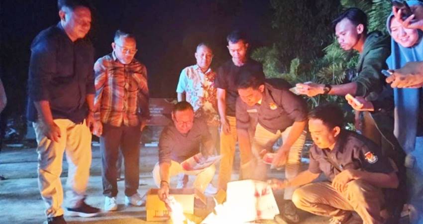 DIMUSNAHKAN - Suasana pemusnahan surat suara yang rusak dan tidak terpakai yang dibakar oleh jajaran KPU Kabupaten Gorontalo dan disaksikan langsung oleh unsure forkopimda. (foto : istimewa)