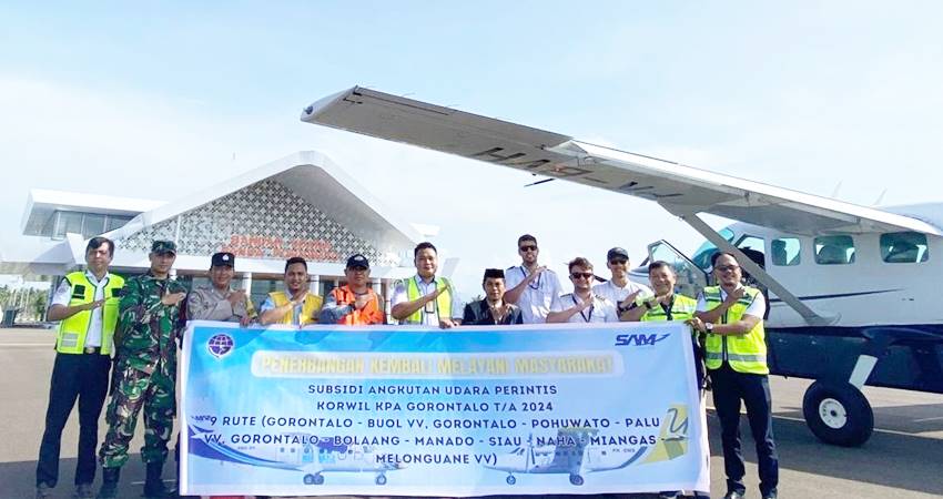 KEMBANG MENGUDARA : Tim maskapai SAM Air bersama pengelola bandara Pohuwato dengan latar pesawat jenis Cessna C208B Grand Caravan.