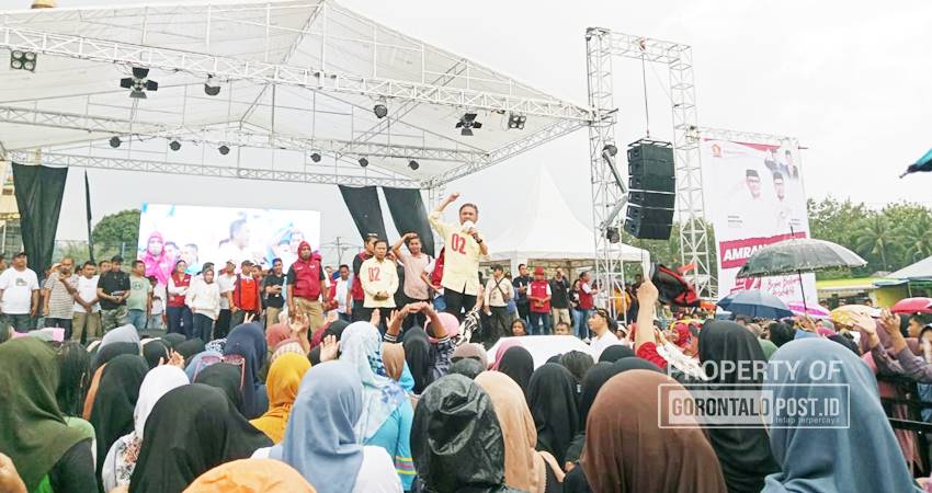 Antusias warga saat mengikuti kampanye Calon Bupati dan Wakil Bupati Bone Bolango, Amran Mustapa-Irwan Mamesah (AMAN) di Lapangan Ipot Tapa, Selasa, (19/11) (foto : mg/Gorontalo Post)