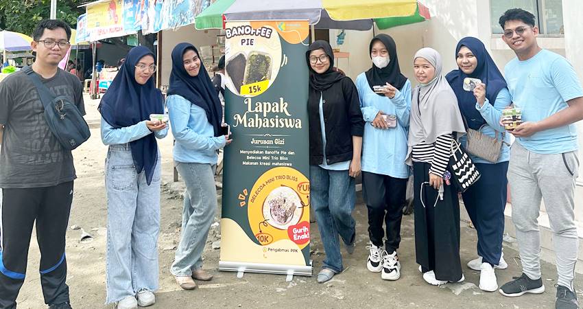 Mahasiswa saat menjajakan produk usaha di Stadion Merdeka Kota Gorontalo, Ahad (24/11/2024)