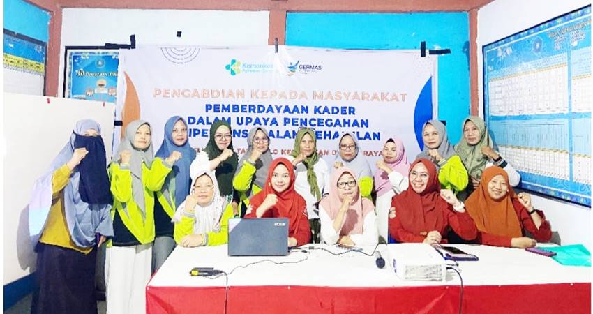 Para dosen jurusan kebidanan Poltekkes Kemenkes Gorontalo saat menggelar program pengabdian kepada masyarakat di Kelurahan Talumolo, Kecamatan Dumbo Raya Kota Gorontalo. (Foto: Istimewa).