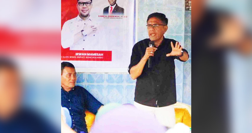 MASUK AKAL - Calon Bupati Amran Mustapa, memaparkan program prioritas Amran-Irwan saat kampanye di Kecamatan Bulawa, baru-baru ini. Amran-Irwan menyampaikan program realistis dan masuk akal untuk membangun Bone Bolango lebih maju. (foto : istimewa)