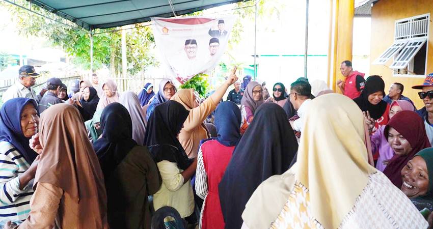 Masyarakat Kecamatan Kabila, antusias memberikan dukungan untuk pasangan Amran Mustapa - Irwan Mamesah yang melakukan kampanye di wilayah itu. (foto : istimewa)