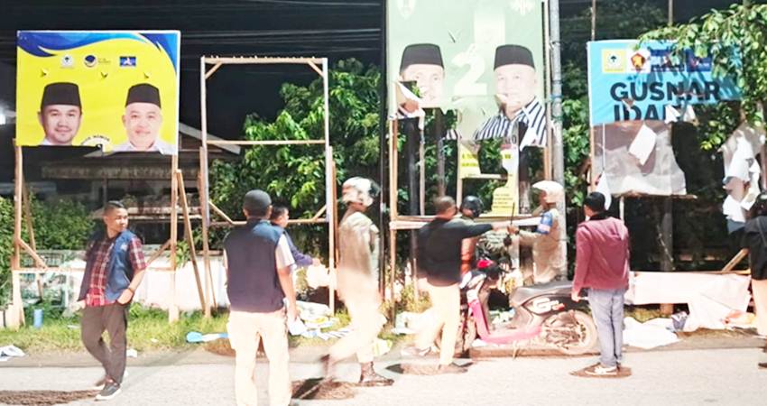 Pembersihan APK yang dilakukan KPU menjelang masa tenang, Sabtu (23/11) malam. (foto : istimewa)