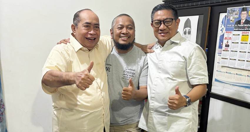 BERI SELAMAT - (dari kiri) Calon Wali Kota Adhan Dambea, Calon Wali Kota Ramli Anwar, dan calon Wakil Wali Kota Indra Gobel, foto bersama di sekretariat AD Center, Rabu (27/11) malam. (foto : istimewa)