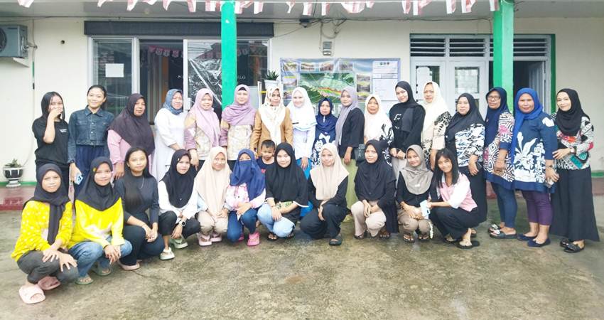 Puspita Sukmawaty Rasyid selaku Ketua Tim Pengabdian Masyarakat (Pengabmas) sekaligus Dosen Jurusan Kebidanan, Tim Pengabmas Poltekkes Kemenkes Gorontalo foto bersama Lurah, kader kesehatan dan remaja putri Kelurahan Lekobalo, Kecamatan Kota Barat Kota Gorontalo.