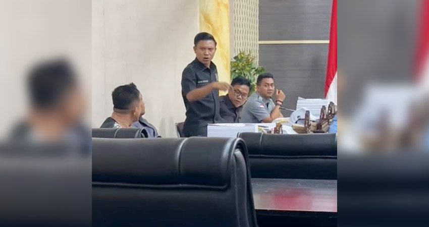 Nampak Aleg FPDIP, Anton Abdullah meluapkan emosinya dengan melempar dokumen APBD 2025 dan ke luar dari ruangan.