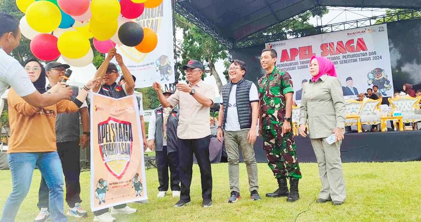 AWASI PILKADA - Bawaslu menggelar apel siaga dalam rangka pengawasan masa tenang menjelang hari pemungutan dan penghitungan suara, Ahad (24/11). (foto : istimewa)