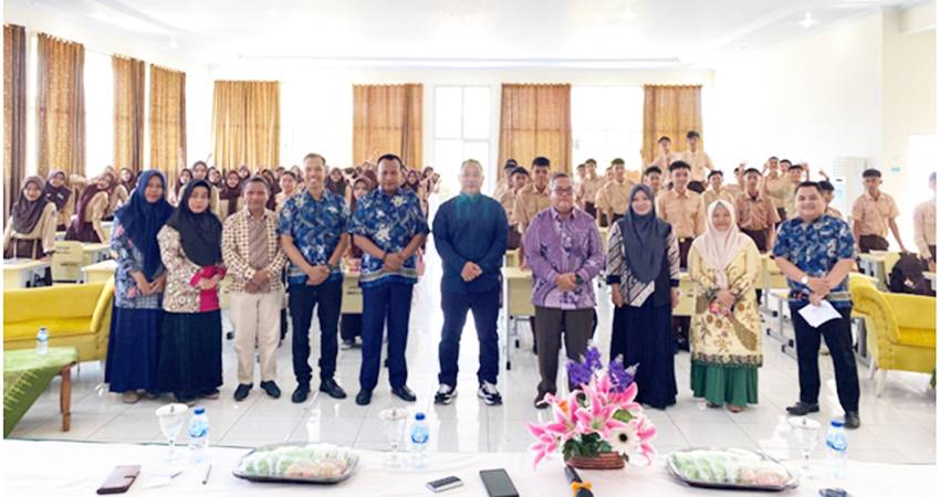 Manajemen Aston Gorontalo Hotel & Villas bersama Jajaran Guru dan Siswa SMK N 2 Gorontalo