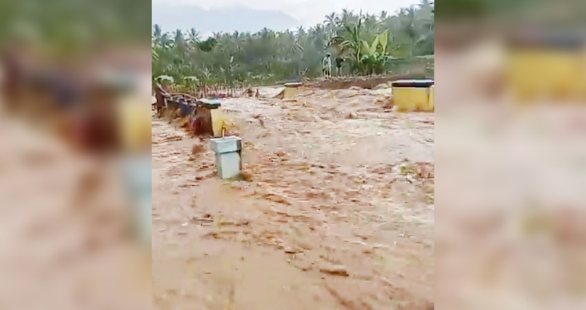 BANJIR BANDANG menerjang Desa Libungo, Kecamatan Suwawa Timur, Boen Bolango, Rabu (20/11). (foto : tangkapan layar)