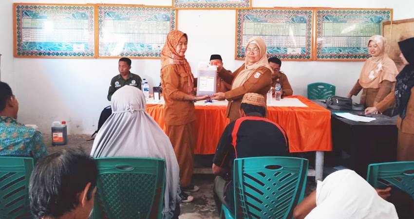 Penyerahan bantuan berupa pupuk cair untuk petani oleh Pemerintah Bone Bolango, kepada masyarakat di Desa Bukit Hijau, Kecamatan Bulawa, Senin (25/11).