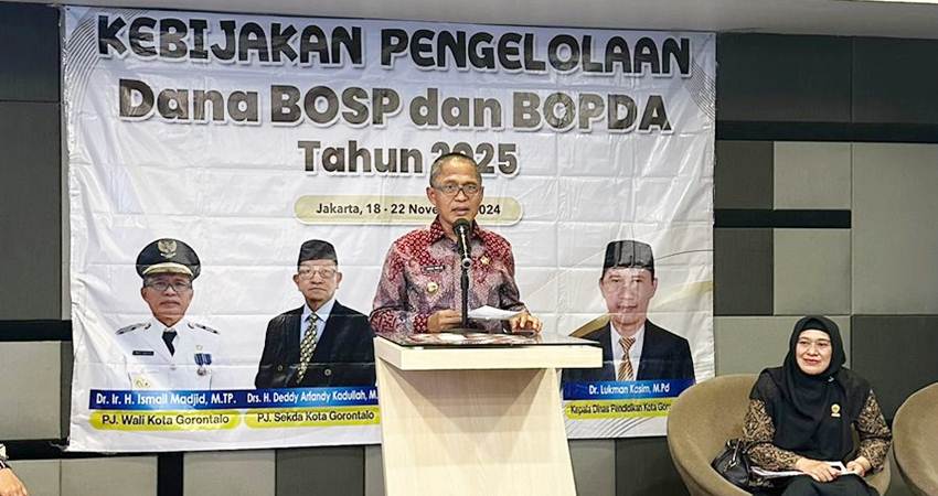 Pj Wali Kota Gorontalo, Ismail Madjid ketika memberikan sambutan pada kegiatan workshop arah kebijakan pengelolaan dana BOSP dan BOPDA tahun 2025, Selasa (19/11/2024) di Jakarta. (Foto: Prokopim)