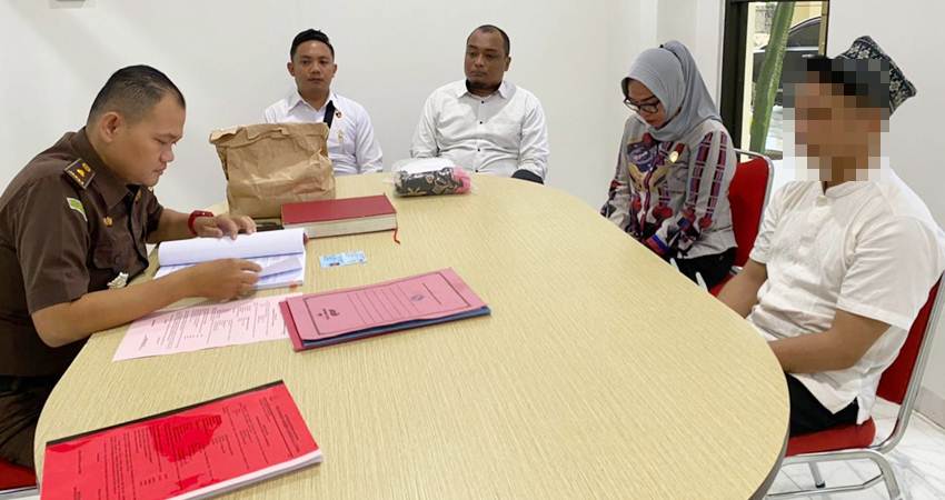 Kanit PPA Satuan Reskrim Polres Gorontalo Utara, Aipda Eris Novianto,S.H,M.H beserta anggota, menyerahkan pelaku kasus dugaan pencabulan kepada pihak Kejaksaan Negeri Gorontalo Utara.