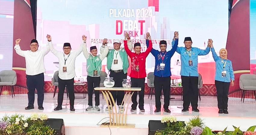 UNTUK GORONTALO - Pasangan Cagub dan Cawagub Gorontalo sambil bergandengan dalam kegiatan debat kandidat Pilgub yang digelar KPU Provinsi Gorontalo, Raby (20/11) malam. (foto : istimewa)