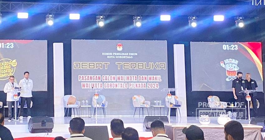 KURSI KOSONG - Kursi dua pasang calon (Paslon) yakni paslon nomor 2 dan 3, dibiarkan kosong. Dua paslon itu tidak menghadiri acara debat KPU, di Grand Sumberia, Rabu (6/11) (Foto : Diyanti/Gorontalo Post)