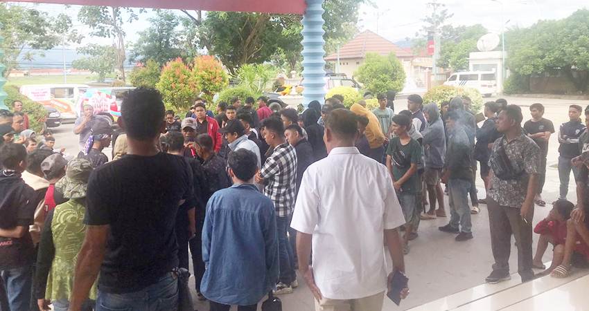 Aksi demontrasi elemen masyarakat di depan gedung DPRD Kota Gorontalo, Senin (4/11/2024) (F. Humas Dekot)