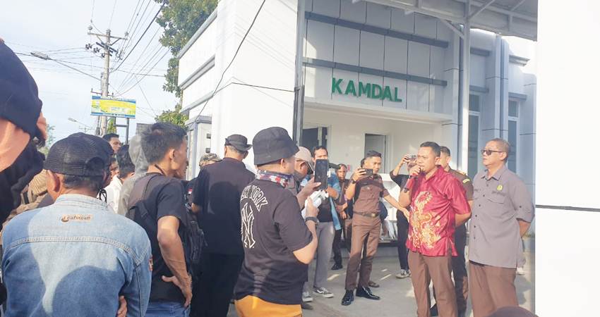Kasi Penkum Kejati Gorontalo Dadank Djafar saat menerima masa aksi di depan Gedung Adhyaksa Gorontalo, Senin (4/11/2024).