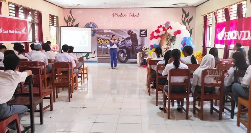 CARI_AMAN : Edukasi keselamatan berkendara oleh PT Daya Adicipta Wisesa (DAW) bagi pelajar di SMA Negeri 10 Manado, Senin (11/11). (foto : dok /daw)