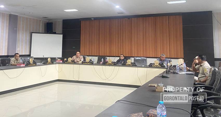 RDP Komisi III Dekot bersama Dinas Pendidikan, Selasa (12/11/2024) (F. Diyanti/Gorontalo Post)