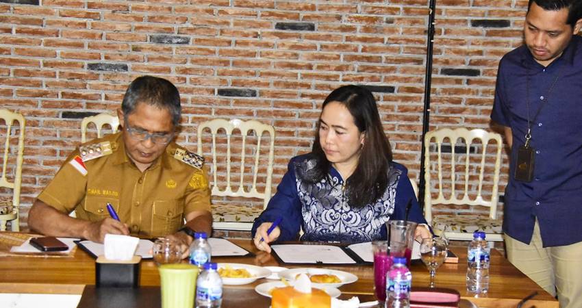 Pj Wali Kota Gorontalo, Ismail Madjid ketika menandatangani perpanjangan kerjasama program jaminan sosial ketenagakerjaan bagi pekerja informal dengan kategori rentan miskin ekstrem, Selasa (12/11/2024). (Foto: Prokopim)