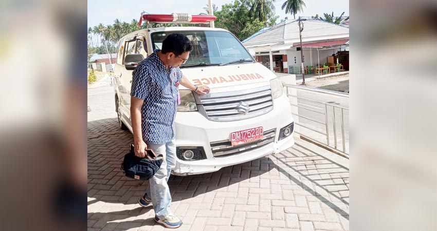Ketua Timsus Pemberantasan Tipikor Kejati Gorontalo Sukandi Maku SH MH saat memeriksa salah satu unit mobil Ambulance milik RSUD Bumi Panua sehubungan dengan adannya laporan dugaan penyelewengan anggaran pengadaan. (foto: Humas Kejati Gorontalo/for Gorontalo Post)