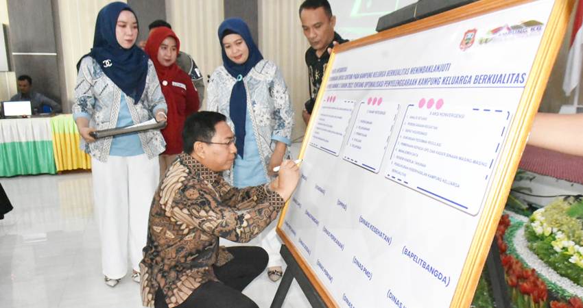 PENCANANGAN. Pjs Bupati Gorontalo saat mencanangkan Kampung KB terpadu, kamis (31/10)