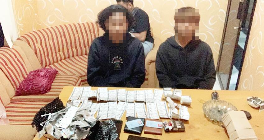 Dua oknum mahasiswa yang diduga terlibat dalam peredaran obat terlarang, diamankan oleh Satuan Narkoba Polresta Gorontalo Kota.
