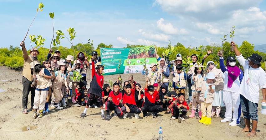 PEDULI LINGKUNGAN - Aksi Nyata Siswa Kelas 4 SD Brilli Kids Leadership School dalam Gerakan Menanam Mangrove Bersama SDN 09 Popayato. (foto : dok / brilikids Gorontalo)