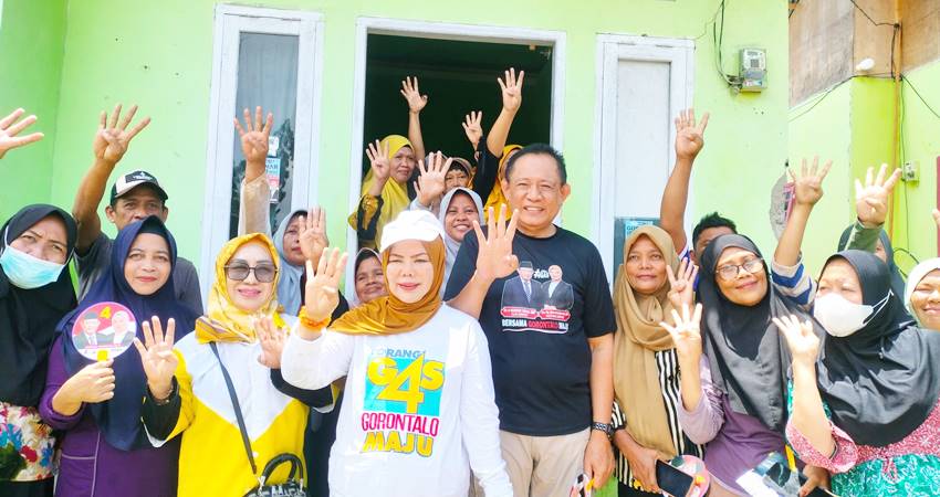 SURVEY TERTINGGI - Calon Gubernur dan Wakil Gubernur, Gusnar Ismail - Idah Syahidah Rusli Habibie (GAS) saat berkampanye, pasangan ini menempati urutan elektabilitas teratas dalam hasil survey Pilgub terkini. (foto : istimewa)