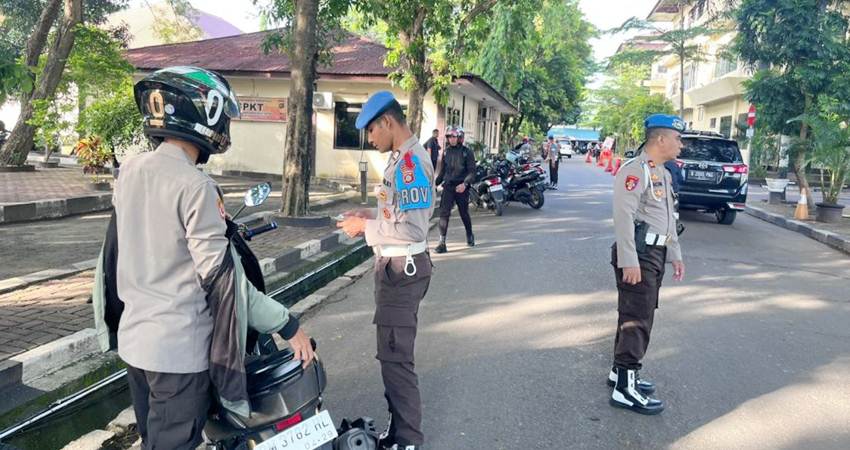 Personel Bidang Profesi dan Pengamanan (Bid Propam) Polda Gorontalo, melakukan pemeriksaan terhadap seluruh kendaraan personel.