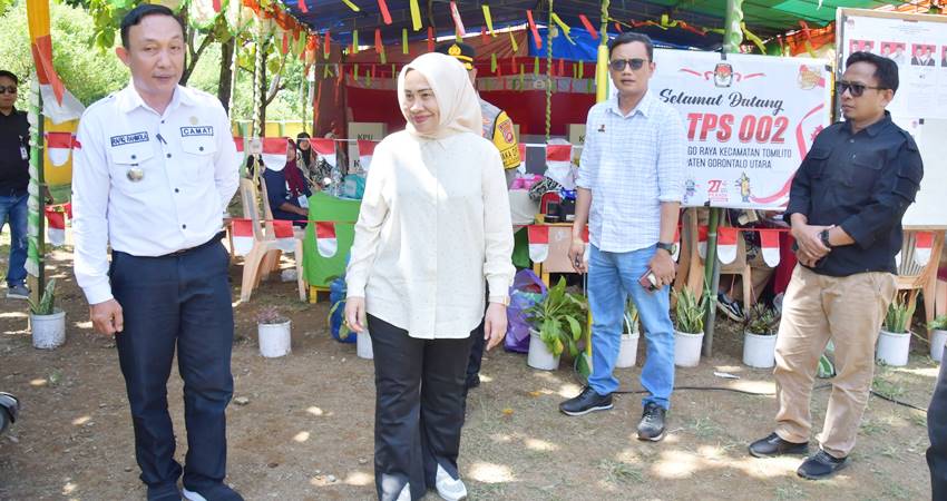 Pj. Bupati Gorut bersama Ketua KPU Gorut dan Ketua Bawaslu Gorut dan jajaran Forkopimda saat monitoring pelaksanaan pemungutan suara di Kecamatan Tomilito, Rabu (27/11/2024)