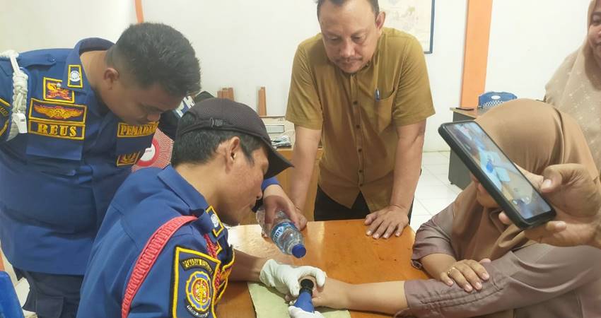 Proses pemotongan cincin emas di jari manis Tri Stanti Anggriani Usman seorang guru pengajar SMP N 2 Limboto oleh petugas Damkar menggunakan gurinda mini.