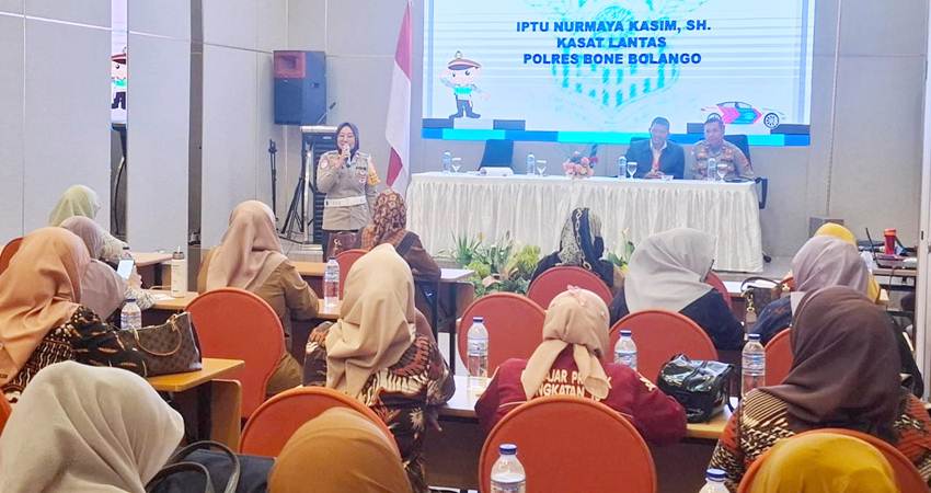 Kasat Lantas Polres Bone Bolango, Iptu Nurmaya Kasim saat memberikan sosialisasi tentang Kamseltibcarlantas kepada para guru yang ada di wilayah Bone Bolango.