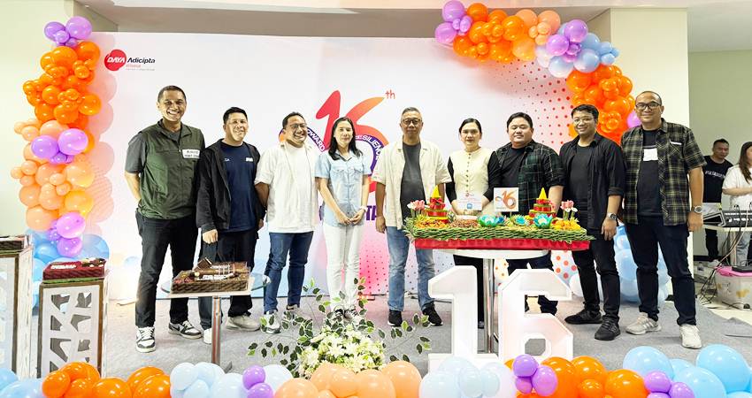 TAMBAH MAJU : Jajaran PT Daya Adicipta Wisesa (DAW) Manado, merayakan HUT ke 16 . (foto : dok / daw)