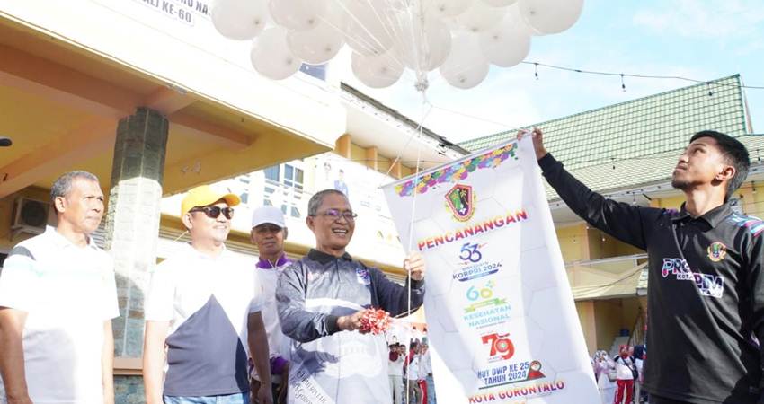 Suasana apel dalam rangka pencanangan HUT KORPRI ke-53 yang dirangkaikan dengan Hari Kesehatan Nasional (HKN) ke-60, Haru Guru Nasional ke-79, dan HUT ke-25 Dharma Wanita Persatuan (DWP), Senin (11/11/2024). (Foto: Prokopim)