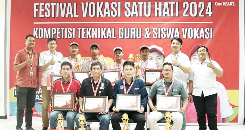 FESTIVAL VOKASI - Para juara Festival Vokasi Satu Hati 2024 foto bersama usai memenangkan kompetisi teknikal guru dan siswa vokasi yang digelar PT.Daya Adicipta Wisesa. (foto : dok / daw)